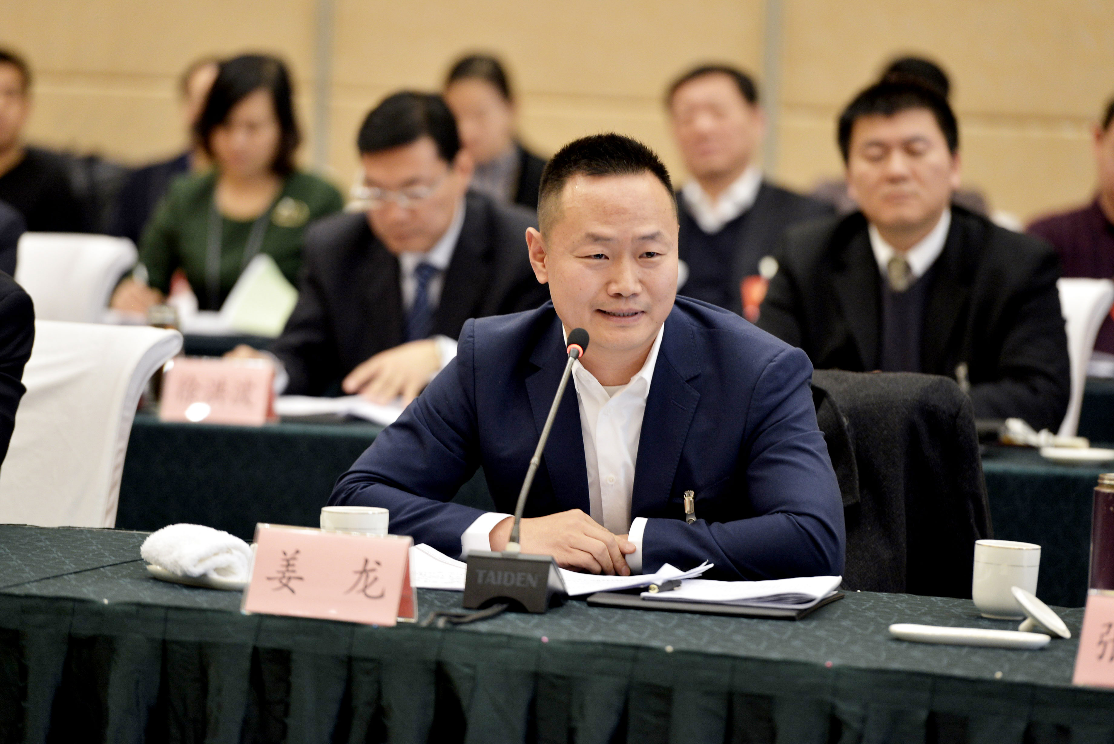 省政协委员姜龙在两会分组讨论上作主题发言_